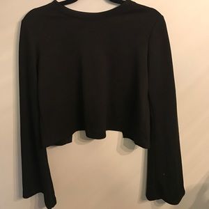 Flattering black crop top 😻